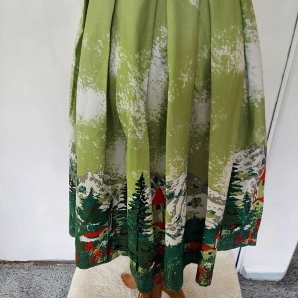 Green Detailed Bodice Fit and Flare‎ Retro Inspired Sun Dress - Picture 8 of 16